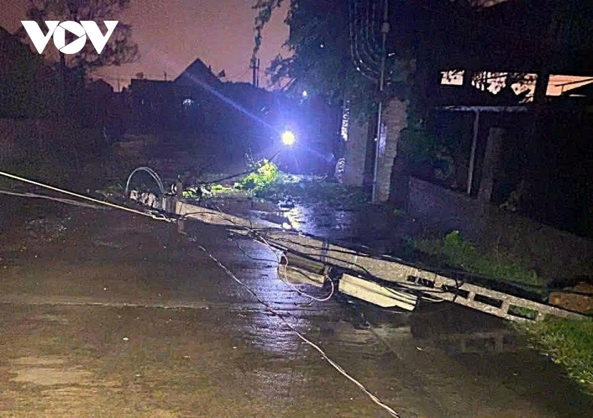 typhoon bualoi slams into central coast of vietnam picture 3