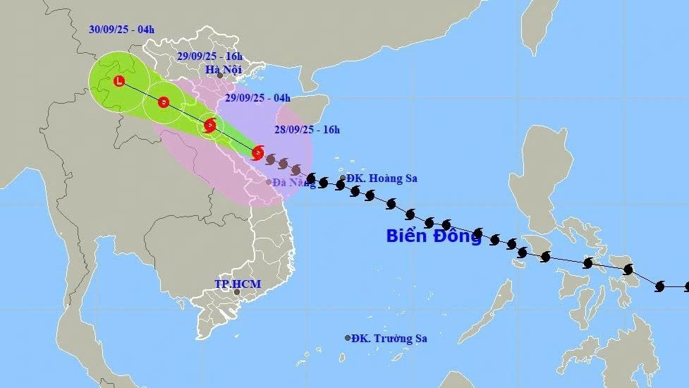 typhoon bualoi slams into central coast of vietnam picture 1