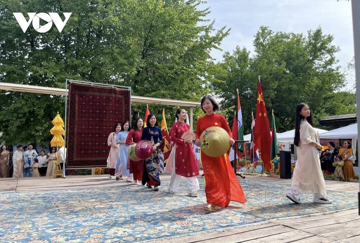 vietnamese booth captures spotlight at asian festival in romania picture 1