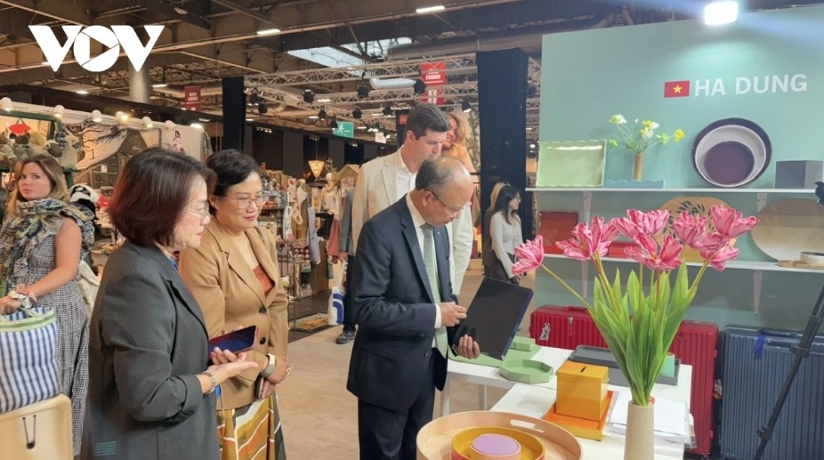 vietnam pavilion makes strong debut at interior and handicraft fair in paris picture 1