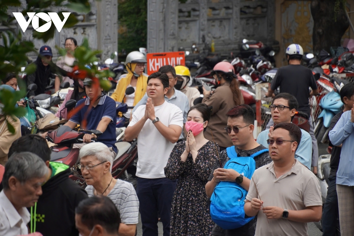 vu lan festival draws crowds to pagodas in hcm city to honor parents and ancestors picture 2