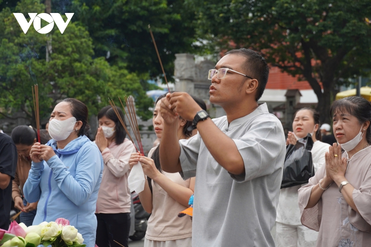vu lan festival draws crowds to pagodas in hcm city to honor parents and ancestors picture 5