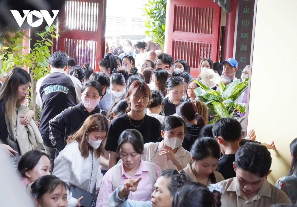 vu lan festival draws crowds to pagodas in hcm city to honor parents and ancestors picture 3