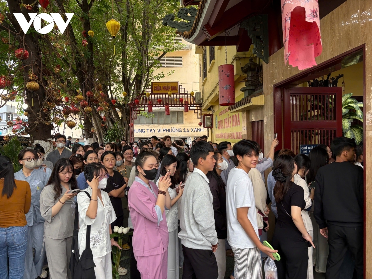 vu lan festival draws crowds to pagodas in hcm city to honor parents and ancestors picture 4