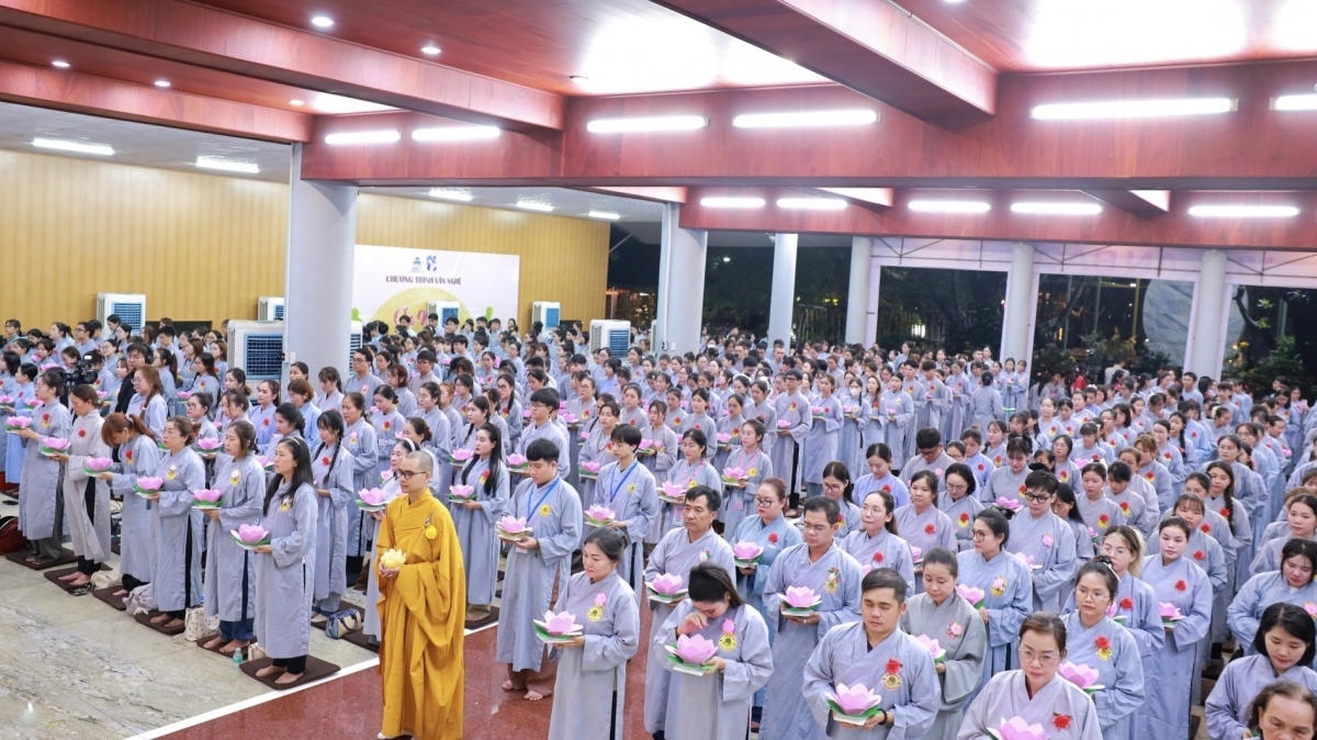 vu lan festival draws crowds to pagodas in hcm city to honor parents and ancestors picture 7