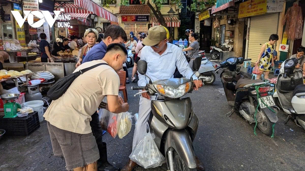 hanoi wet market bustling ahead of vu lan festival picture 1
