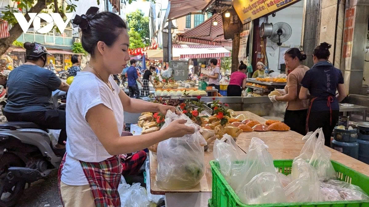 hanoi wet market bustling ahead of vu lan festival picture 10