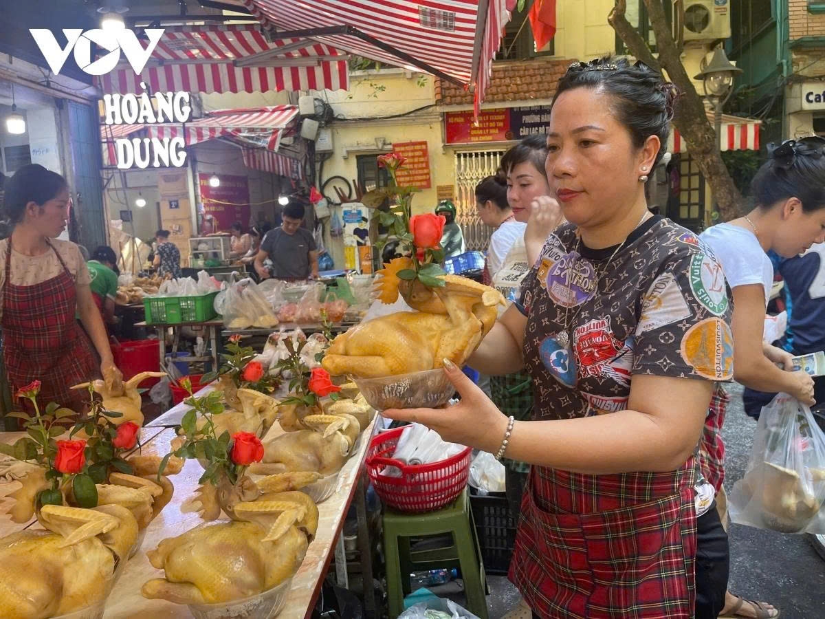 hanoi wet market bustling ahead of vu lan festival picture 11