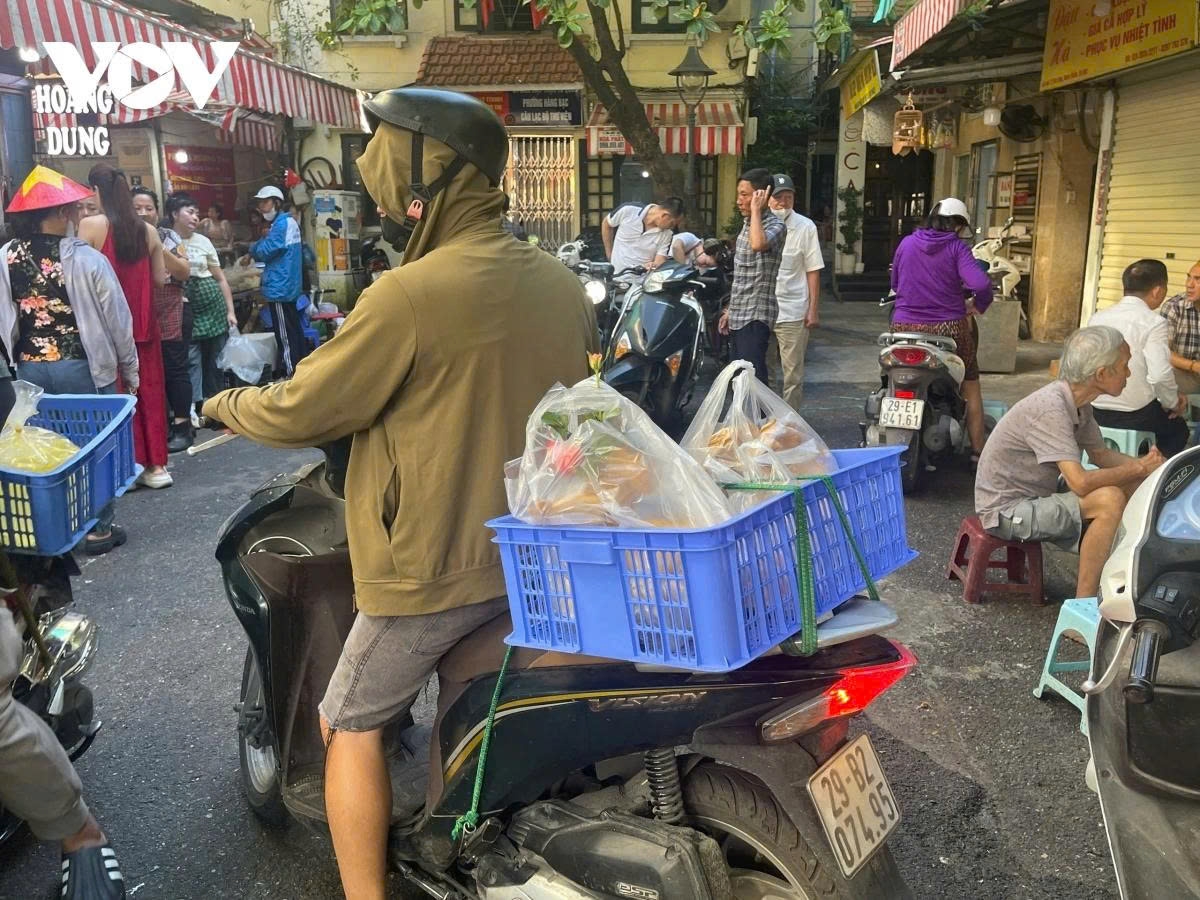 hanoi wet market bustling ahead of vu lan festival picture 12