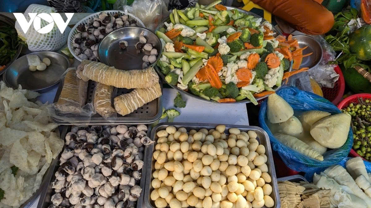 hanoi wet market bustling ahead of vu lan festival picture 2