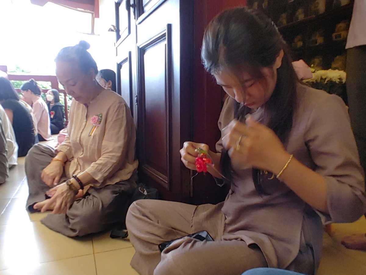 vu lan festival draws crowds to pagodas in hcm city to honor parents and ancestors picture 9