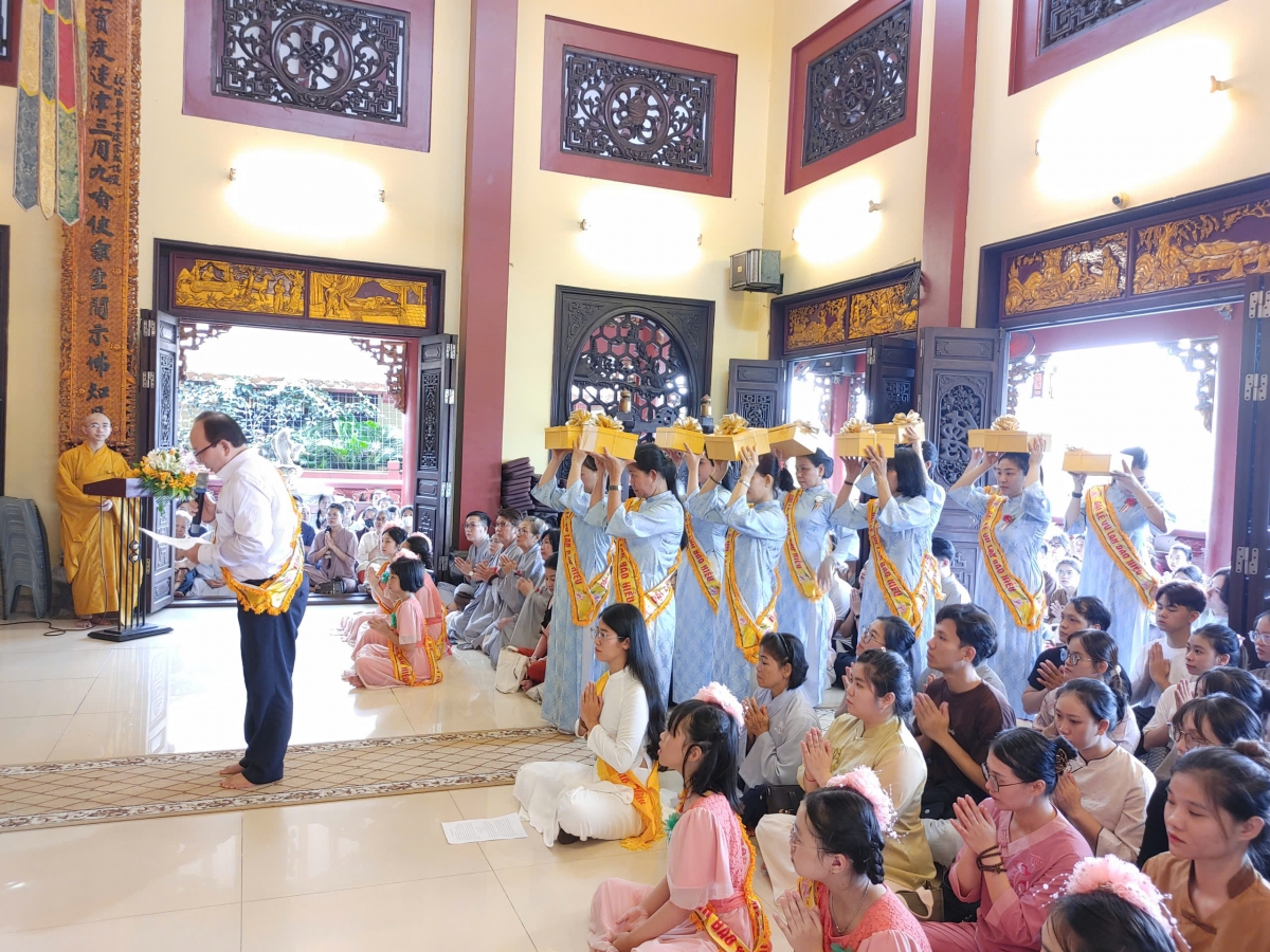 vu lan festival draws crowds to pagodas in hcm city to honor parents and ancestors picture 6