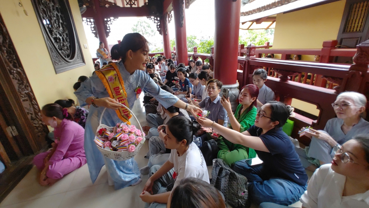 vu lan festival draws crowds to pagodas in hcm city to honor parents and ancestors picture 8