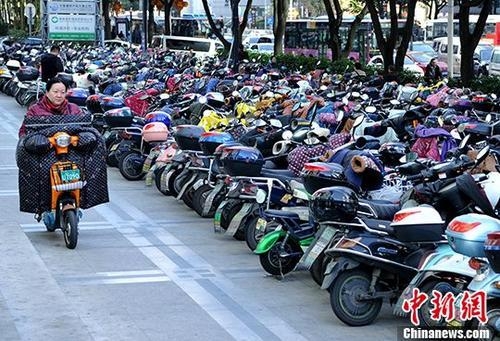Xe đạp điện đã trở thành phương tiện phổ biến tại Trung Quốc. Xe đạp điện đã trở thành phương tiện phổ biến tại Trung Quốc.