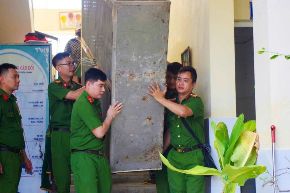 cong an xa xuan mai chung suc cung nhan dan khac phuc hau qua mua lu hinh anh 2