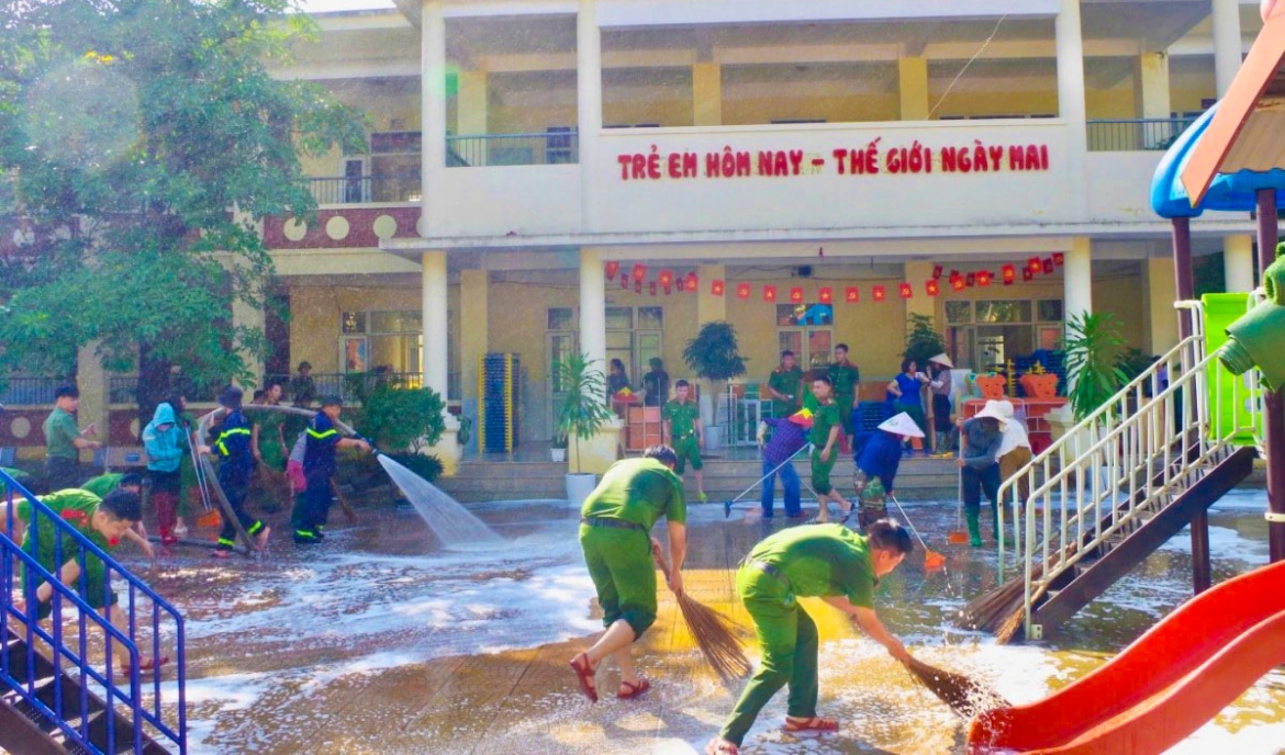 cong an xa xuan mai chung suc cung nhan dan khac phuc hau qua mua lu hinh anh 1