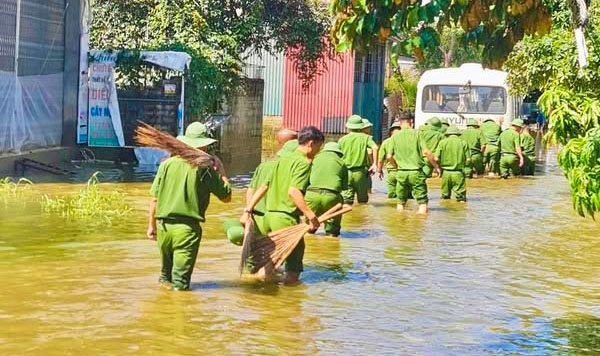 cong an xa xuan mai chung suc cung nhan dan khac phuc hau qua mua lu hinh anh 3