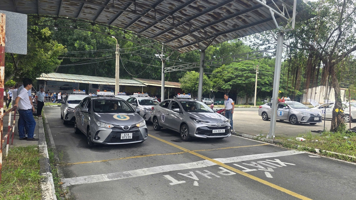 CSGT TP.HCM cảnh báo, bằng lái xe ô tô hết hạn 1 ngày cũng phải thi lại lý thuyết