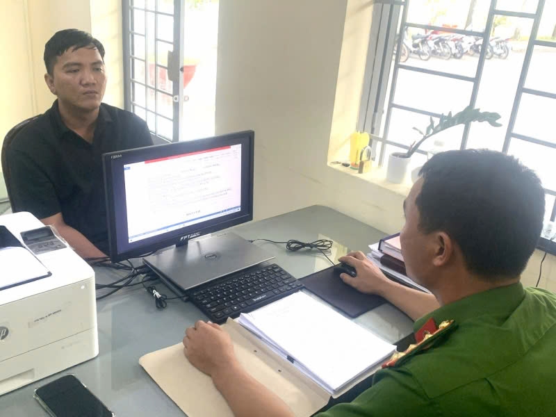 bat giu 4 doi tuong bat giu nguoi trai phap luat de doi no hinh anh 2