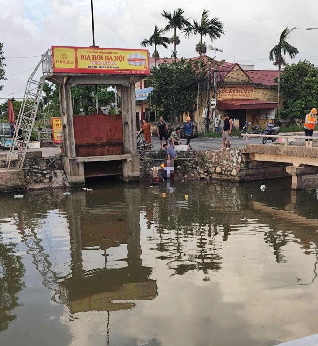 2 xe may va cham khi qua cau khien mot phu nu tu vong tai xa rang Dong, ninh binh hinh anh 1