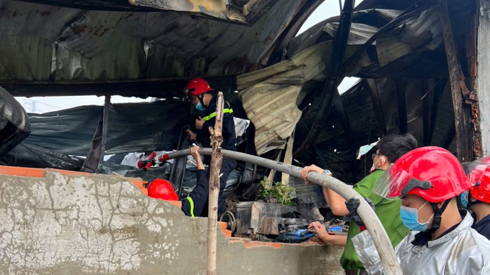 Phát hiện một thi thể sau vụ cháy nhà xưởng ở TP.HCM