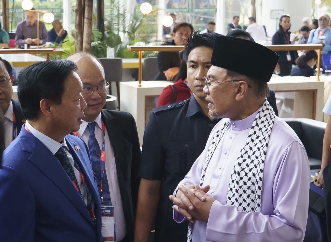 pho thu tuong tran hong ha du trien lam halal quoc te cua malaysia nam 2025 hinh anh 1