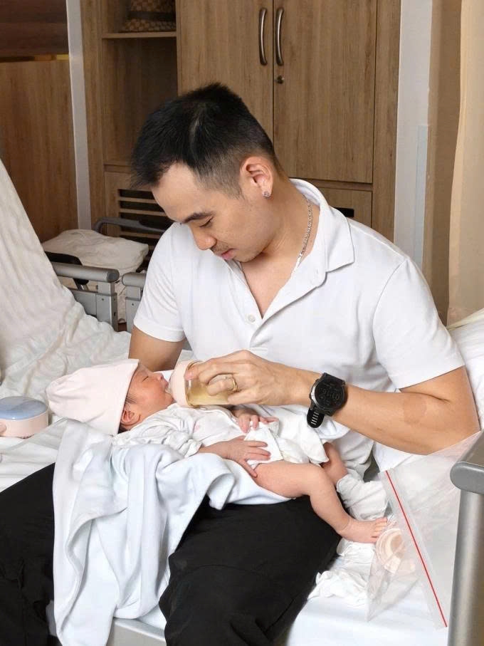 sao viet 23 9 A hau quynh chau dinh hon voi ban trai doanh nhan hinh anh 5