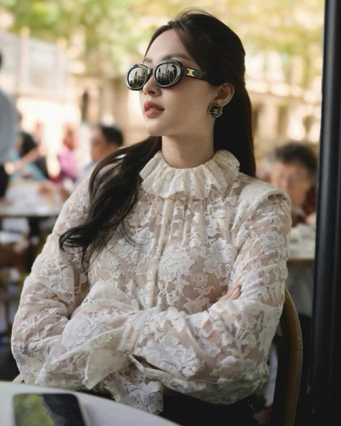 sao viet 23 9 A hau quynh chau dinh hon voi ban trai doanh nhan hinh anh 3