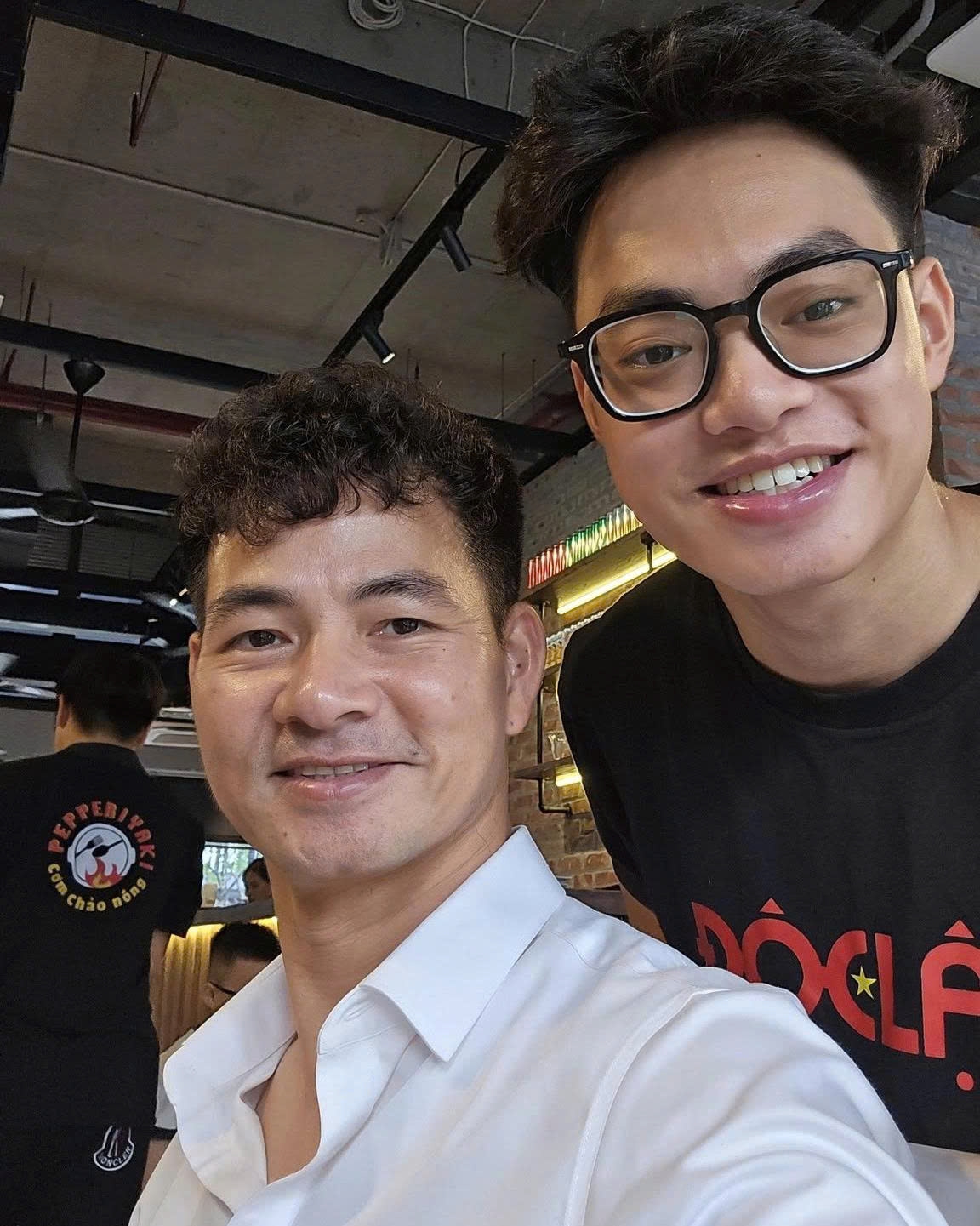 sao viet 23 9 A hau quynh chau dinh hon voi ban trai doanh nhan hinh anh 2