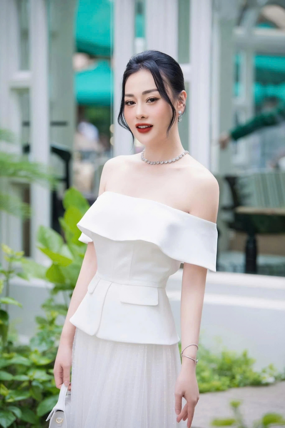 sao viet 23 9 A hau quynh chau dinh hon voi ban trai doanh nhan hinh anh 7