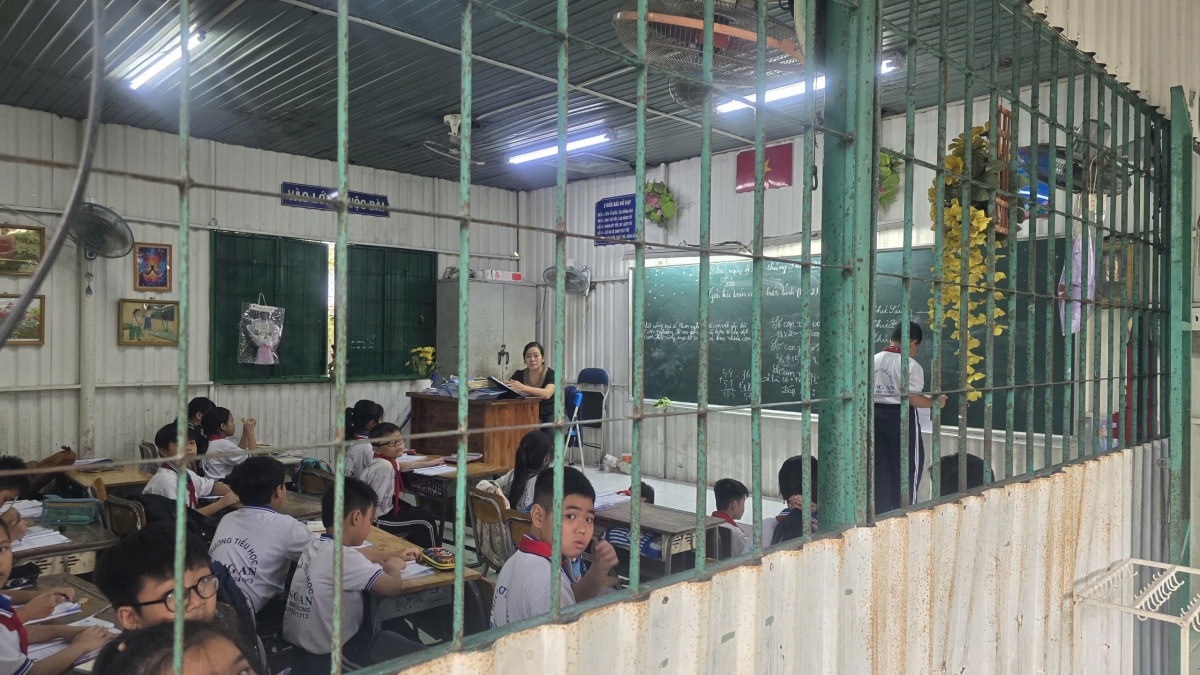 Cô trò "toát mồ hôi" trong lớp học bằng tôn tại TP.HCM
