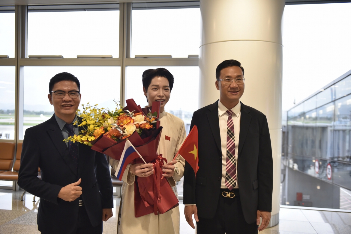 Duc phuc ve nuoc trong vong tay chao don cua nguoi than va nguoi ham mo hinh anh 1