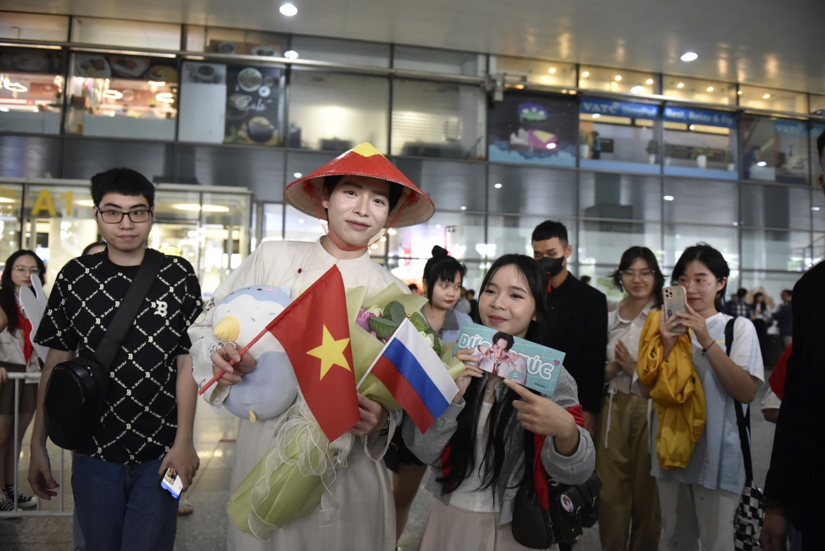 Duc phuc ve nuoc trong vong tay chao don cua nguoi than va nguoi ham mo hinh anh 2