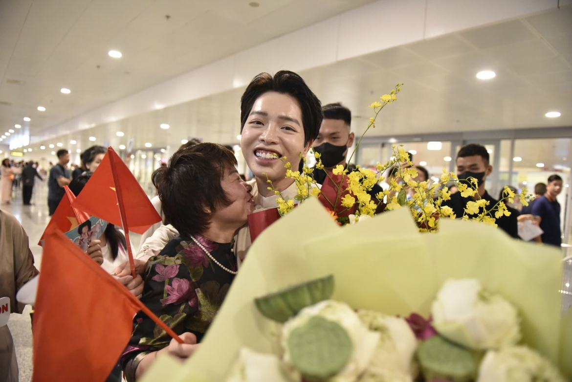 Duc phuc ve nuoc trong vong tay chao don cua nguoi than va nguoi ham mo hinh anh 3