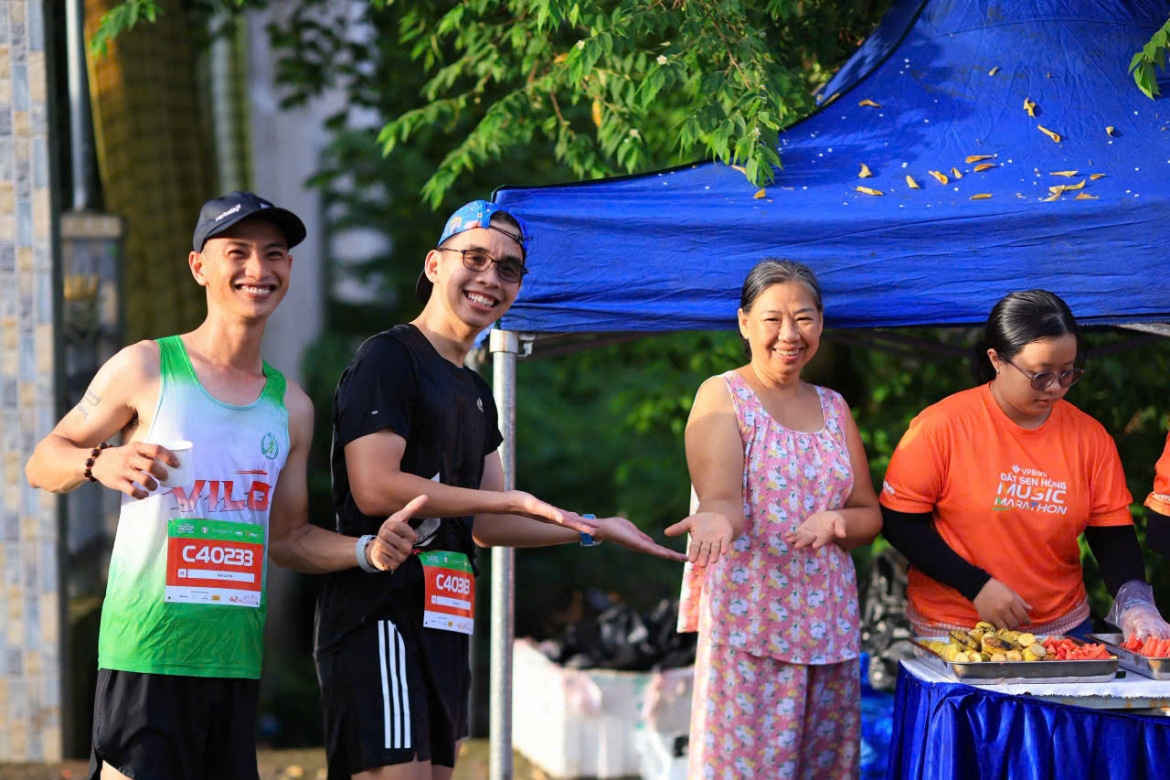 12.000 van dong vien hoa sac hong giua ngay hoi marathon tai Dong thap hinh anh 5