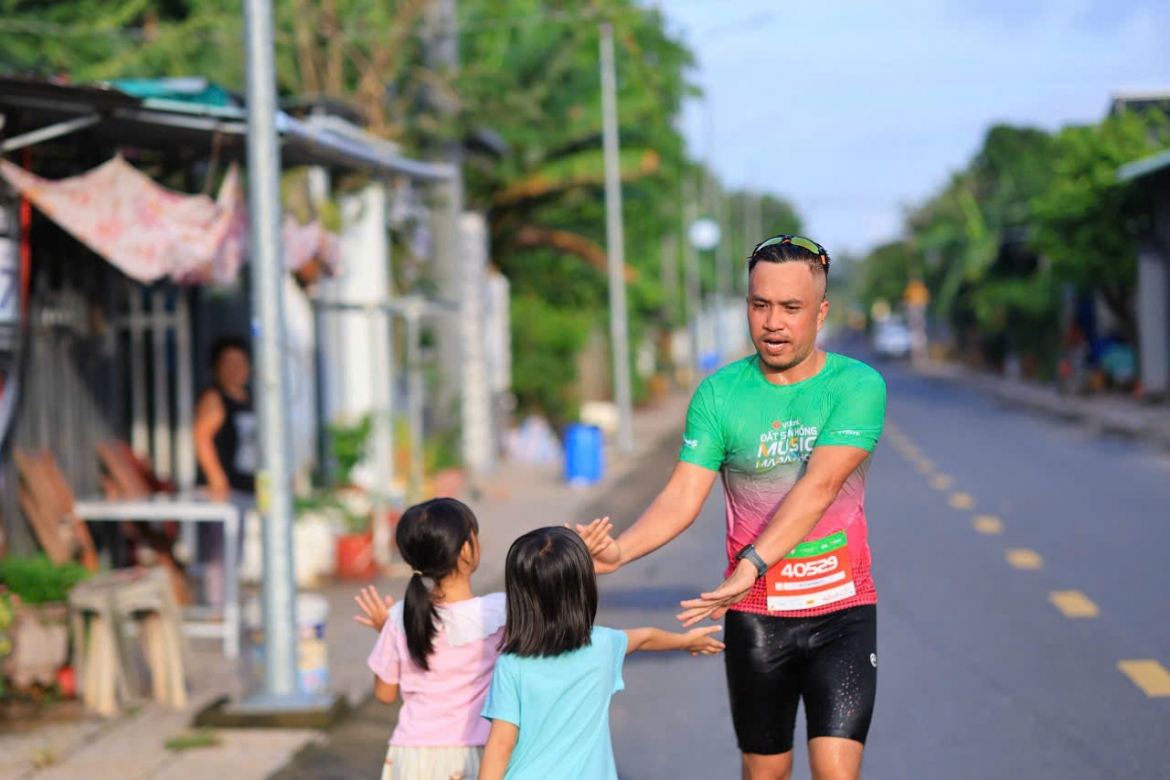 12.000 van dong vien hoa sac hong giua ngay hoi marathon tai Dong thap hinh anh 7
