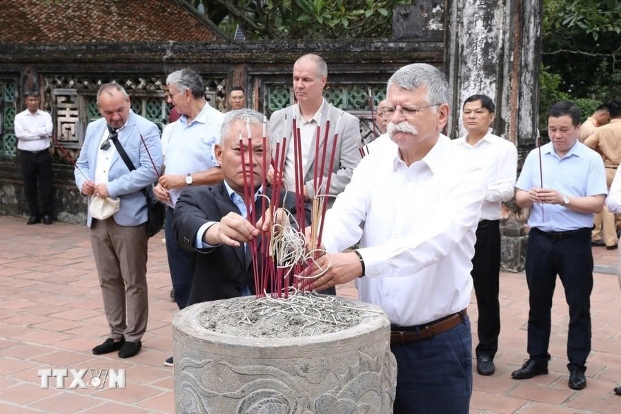 hungarian na speaker laszlo kover s vietnam visit in the spotlight picture 11