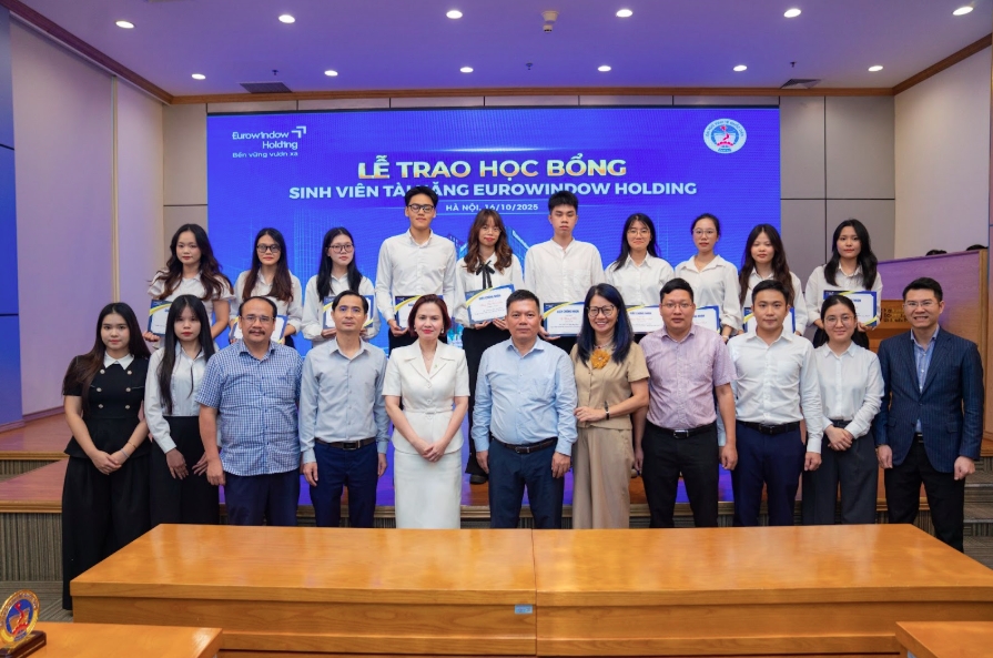 Eurowindow Holding tiếp sức hành trình chinh phục tri thức cho sinh viên tài năng