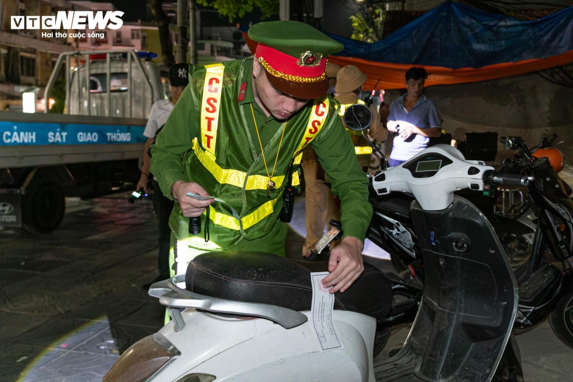 tai xe gia vo mat tri khi bi csgt ha noi phat hien co nong do con cao hinh anh 11