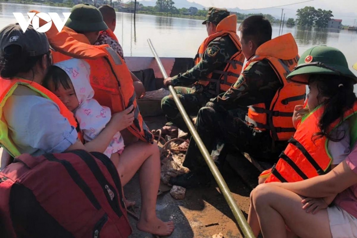 giua lu du, nguoi linh tre quen minh cuu dan hinh anh 3