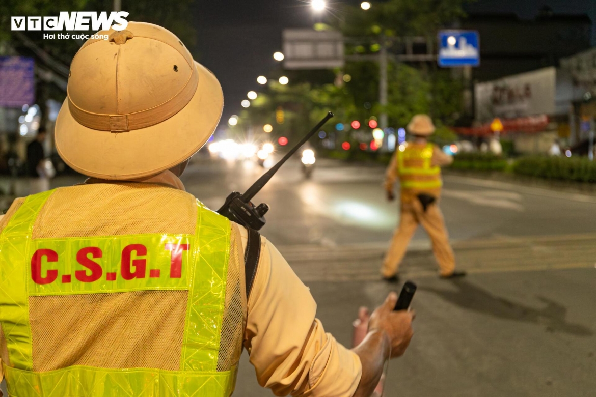 tai xe gia vo mat tri khi bi csgt ha noi phat hien co nong do con cao hinh anh 12