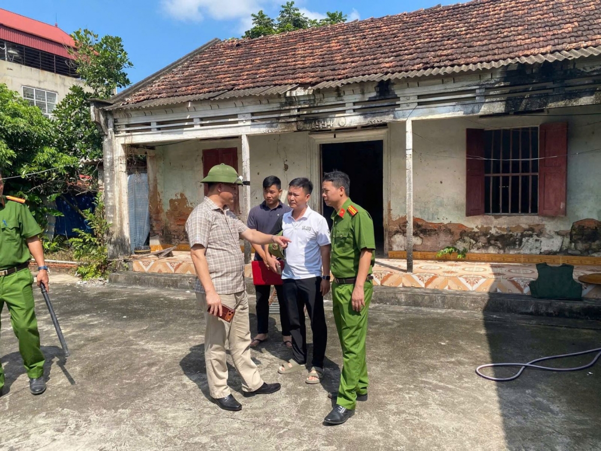 giai cuu thanh cong chau be 4 tuoi, bi bo de de doa treo co o bac ninh hinh anh 1