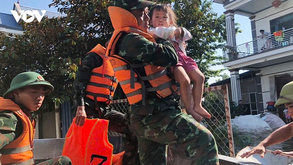 Soldiers brace floodwaters to support residents in hard-hit areas