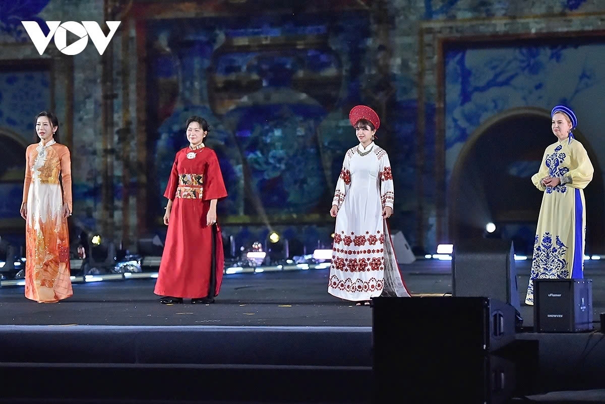 ambassadors spouses elegantly display vietnam s Ao dai heritage picture 2