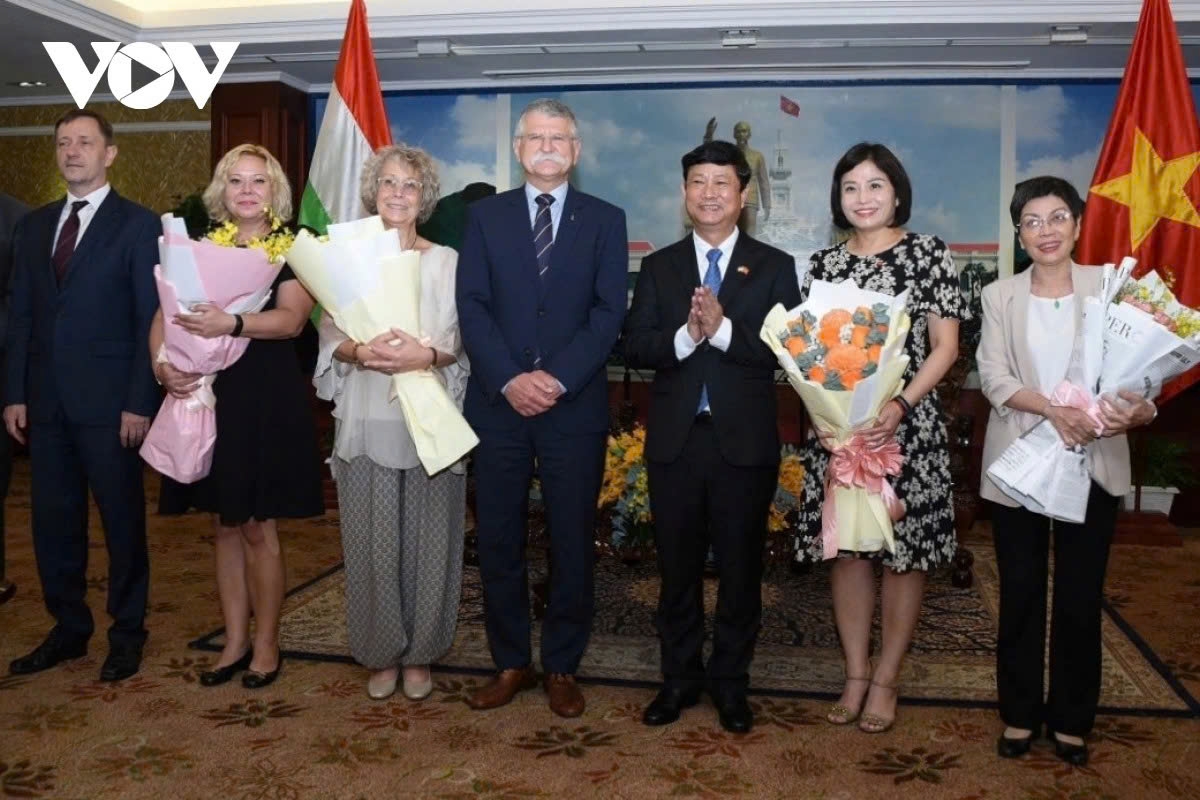 hungarian na speaker laszlo kover s vietnam visit in the spotlight picture 2