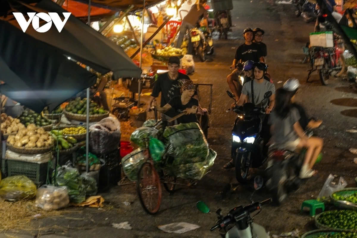 when women spend sleepless nights to make a living in hanoi picture 3 when women spend sleepless nights to make a living in hanoi picture 3