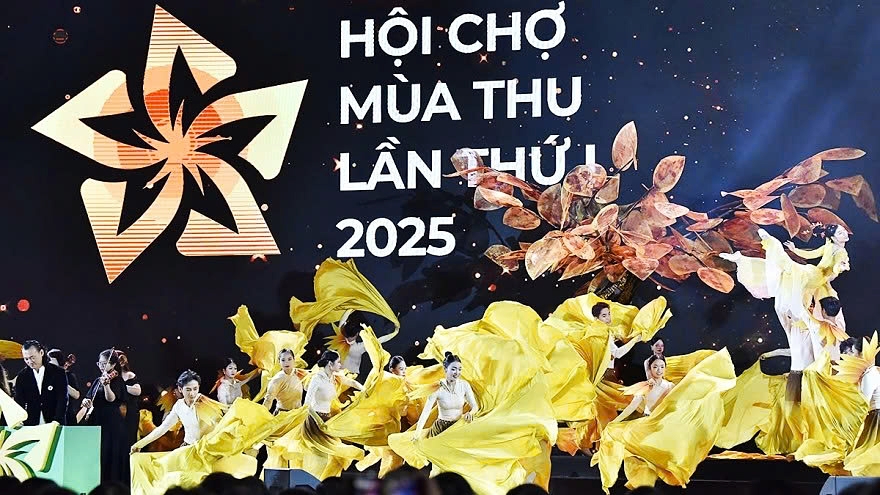Vibrant opening night marks first Autumn Fair 2025 in Hanoi