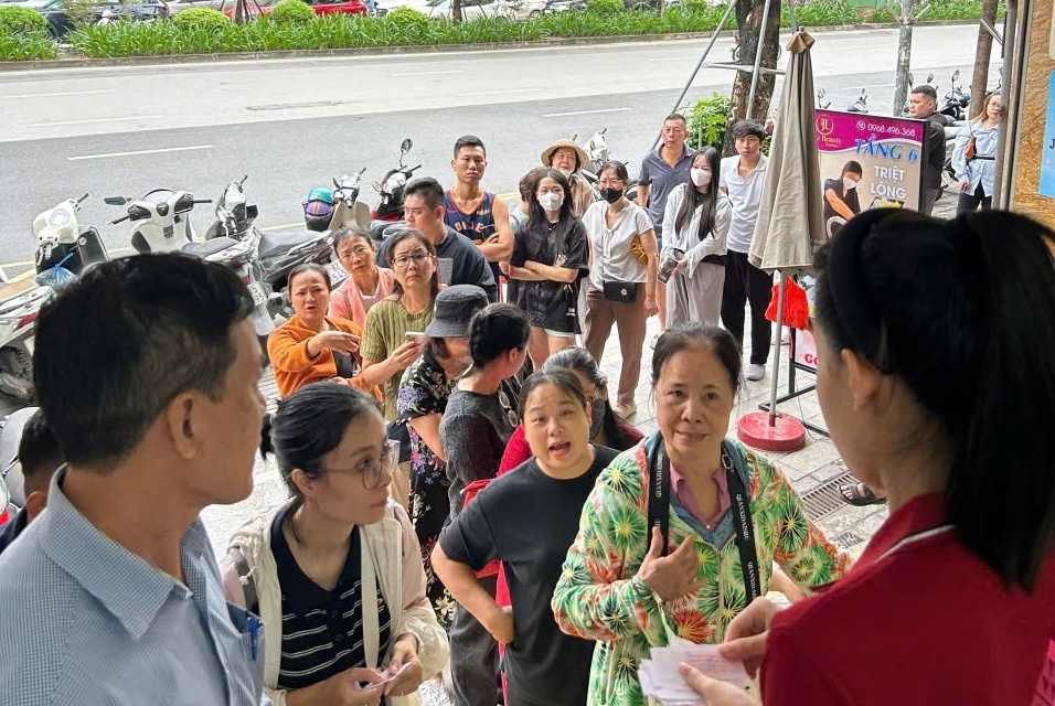 gia bac hom nay 17 10 bac trong nuoc tang, nguoi dan xep hang tu sang cho mua hinh anh 1