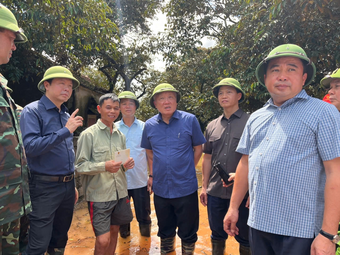 pho thu tuong nguyen hoa binh kiem tra hien truong, chi dao khac phuc vo de boi hinh anh 4
