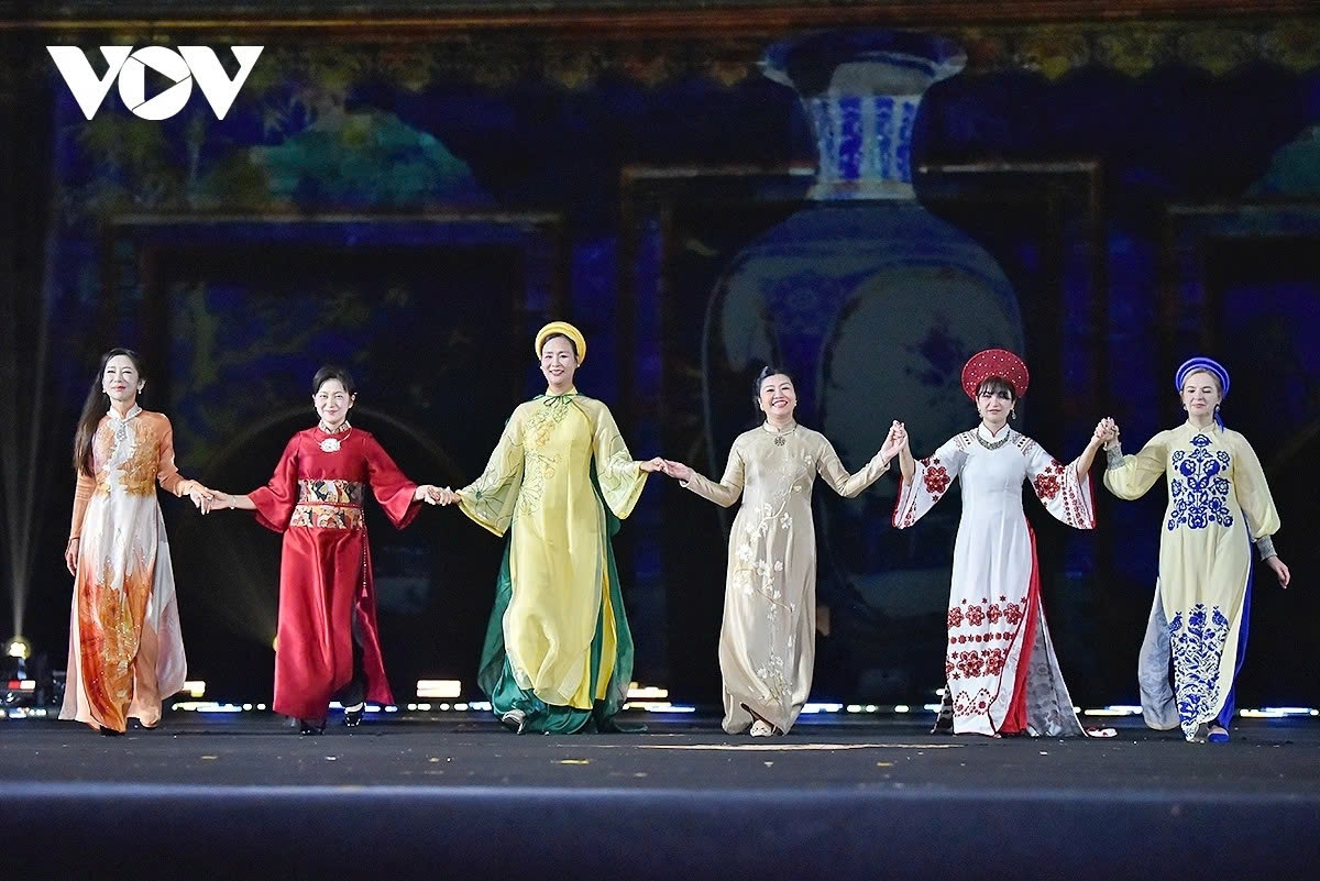 ambassadors spouses elegantly display vietnam s Ao dai heritage picture 3